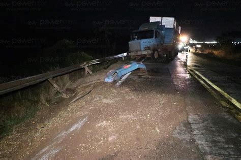 Carreta Derrapa Em Pista Molhada E Para Em L Sobre BR 163 Em Nova