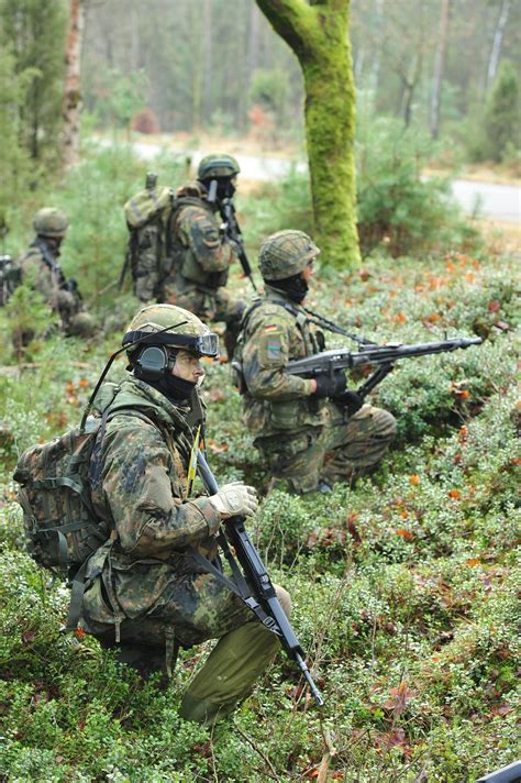 German soldiers during training exercise [900x838] : r/MilitaryPorn