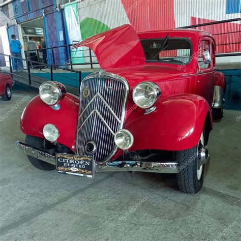 Vintage Rojo Elegante Citroen Tracci N Avant Legere En Un Patio De