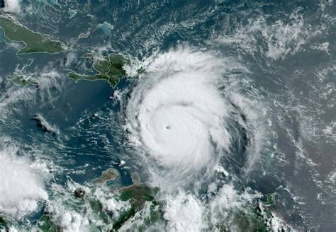 El Huracán Beryl Se Fortalece A Su Paso Por El Caribe Y Amenaza