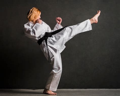 Mujer Caucásica Practicando Karate Tiro Completo Foto Gratis