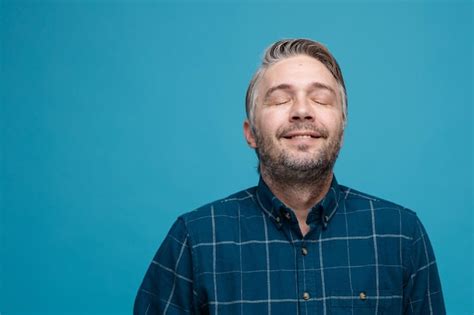 Hombre De Mediana Edad Con Cabello Gris En Pantalones De Color Oscuro