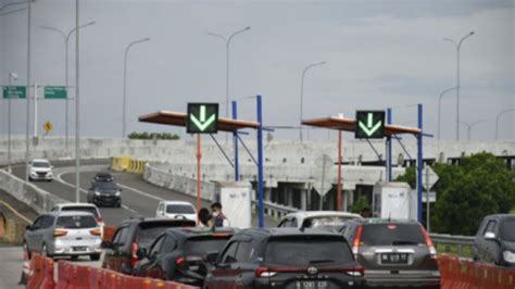 Kendaraan Pemudik Melintasi Gerbang Tol Kramasan Menuju Lampung