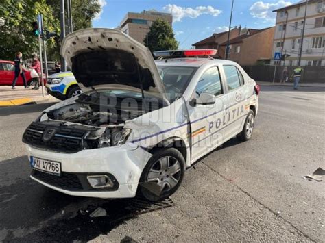 Mașină de poliție aflată în misiune implicată într un accident rutier