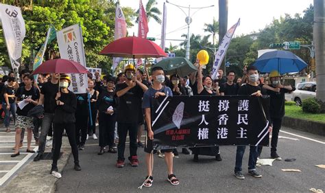 黑衣游行声援反送中 台湾街头剧重演香港示威场 — 普通话主页