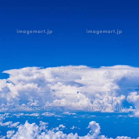 積乱雲 かなとこ雲 空撮 【 夏 の 天気 急変 イメージ 】の写真素材 166990702 イメージマート