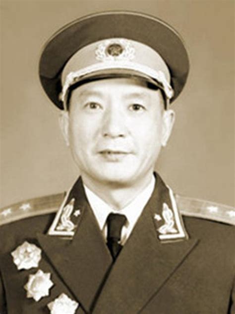 他曾任大軍區副司令，41歲授中將，弟弟是少將，擔任海軍副參謀長 每日頭條