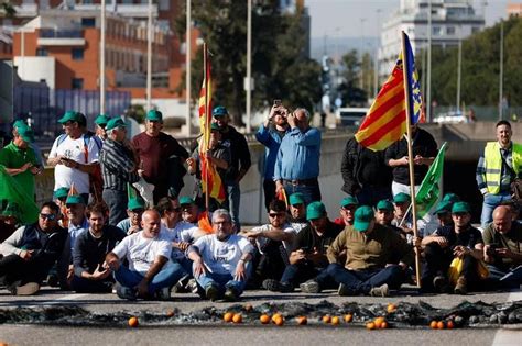 Tractors choke Spanish city streets as farmers protest EU policy | The ...