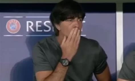 YouTube La TV captó a Joachim Löw comiéndose un moco en el Inglaterra