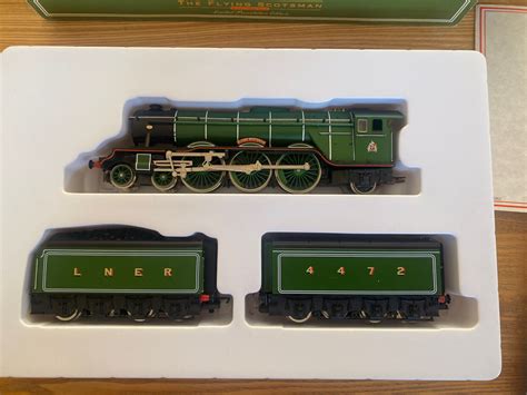 Hornby R 075 LNER A3 Class 4 6 2 4472 Flying Scotsman With Two