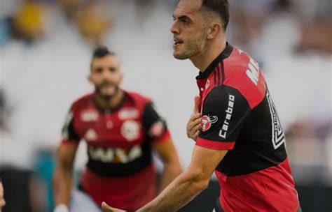 Em Jogo Morno Flamengo Vence O Cl Ssico Contra O Botafogo