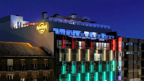 SAKMA ilumina con tecnología RGBW la fachada del nuevo Hotel Hard Rock