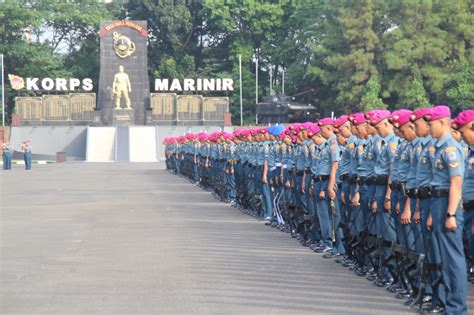 Komandan Batalyon Kapa Marinir Pimpin Upacara Penaikan Bendera Hari Senin