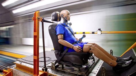 Neue Crashtest Verfahren Tests Mit Weiblichen Dummies Und Virtuellen