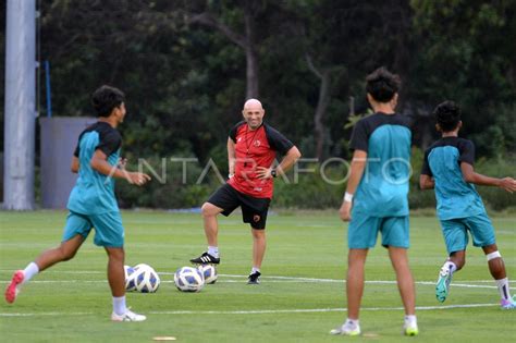 Latihan PSM Makassar Jelang Lawan Tim Vietnam ANTARA Foto