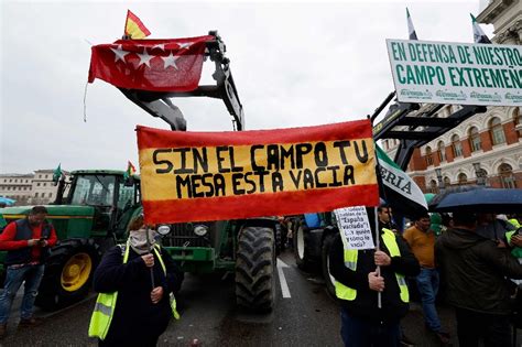 La Jornada Bloquean agricultores españoles Ministerio del ramo en Madrid