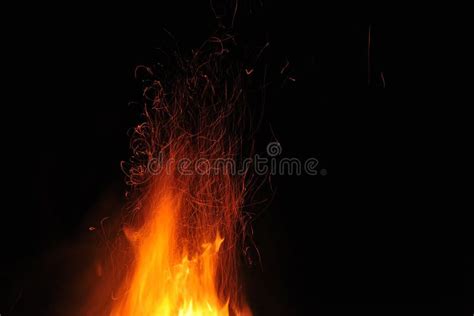 Chama De Um Fogo Ardente As Fa Scas Na Noite Em Um Fundo Preto