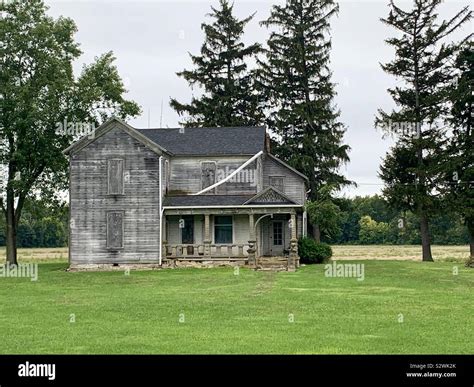 Abandoned old farm house with boarded windows in Ohio Stock Photo - Alamy