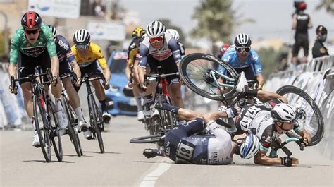 Ciclismo Así fue la aparatosa caída en el esprint de la última etapa de