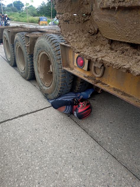 Motociclista Muere Aplastado Por Trailer En La V A Daule Jarama Mera