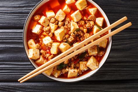 Tofu De Mapo De Ternera Cocido En Salsa Aromática Y Picante Acompañado