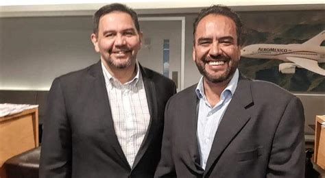 Saludo y foto pal Face entre Cruz Pérez Cuellar y Juan Carlos Loera