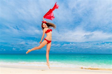 Pin Encima De La Mujer Joven Hermosa En Bikini Rojo En Una Playa