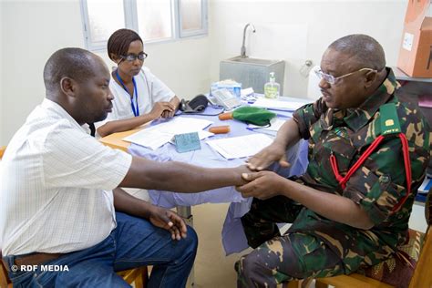 Iburasirazuba Ingabo Zo Muri EAC Ziri Kuvura Abaturage Ku Buntu