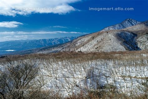 栃木県・那須町 冬の那須高原展望台から眺める黒尾谷岳の風景の写真素材 [178680565] イメージマート