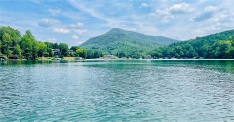 The Most Scenic Lake In North Carolina Is Perfect For A Year Round