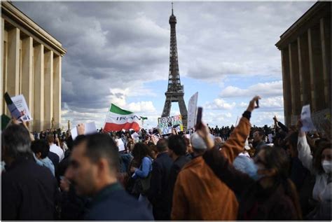 Europa Fierbe Proteste I La Paris St M Pe Un Butoi Cu Pulbere