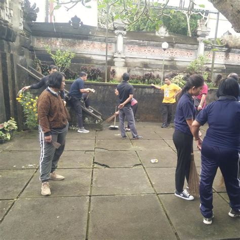 Kegiatan Jumat Bersih Di Lingkungan Kantor Perbekel Desa Kayubihi