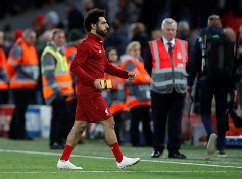 محمد صلاح يهدي قميصه لمشجعة ويحصل على هدية بعد إحرازه هدفين أمام النجم