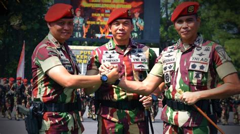 foto brigjen tni yudha serahkan tongkat komandan kawah candradimuka