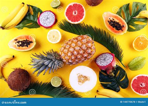 Frutas Exóticas Y Hojas De Palma Tropicales En El Fondo Amarillo En