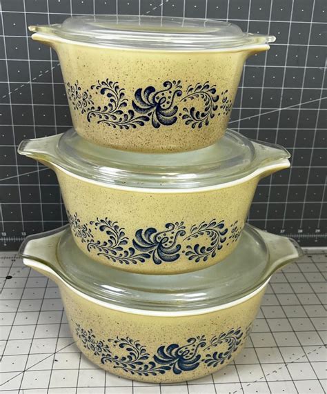 Pyrex Casserole Bowls with Lids Set (3) | EstateSales.org