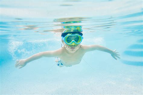 Niño Nadando En La Piscina Foto Descarga Gratuita Hd Imagen De Foto Lovepik