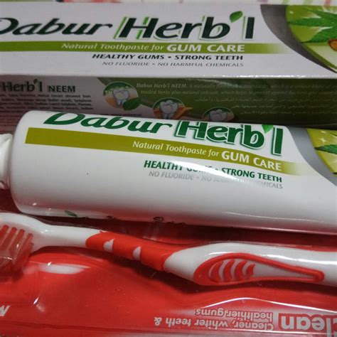 Аюрведическая зубная паста Ним с щеткой в подарок Dabur Herbal ...