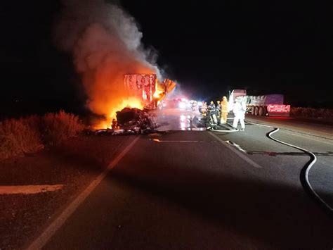 Se Incendia Tr Iler De Paqueter A En La Costera En Angostura Los