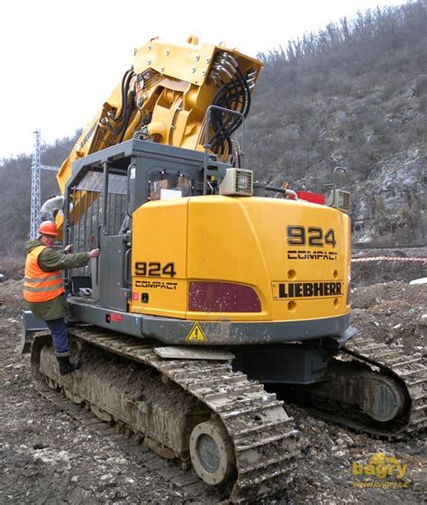 Rypadlo Liebherr R 924 Compact Tunnel přeneslo výhodu krátké zádě do