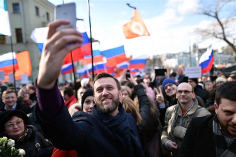 A Moscou De Jeunes Russes Sous Le Choc De La Mort De Navalny L