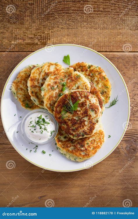 Tortas Del Pur De Patata Y Del Queso Servidas Con Crema Agria O Yogur