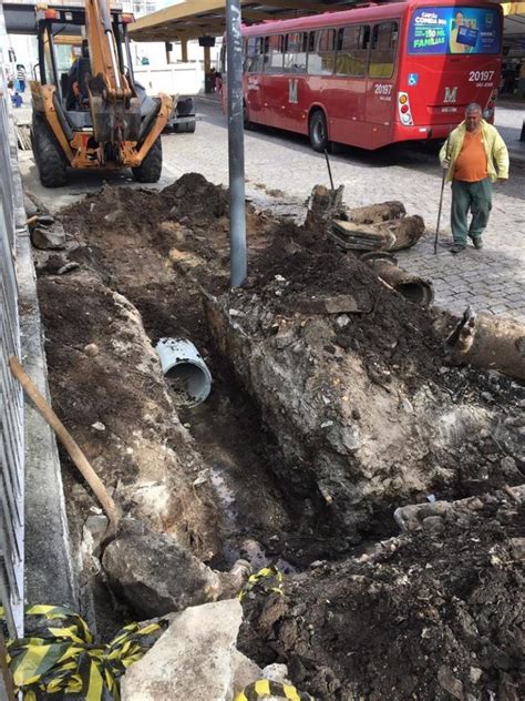 Prefeitura de Curitiba recupera calçada no Terminal Guadalupe