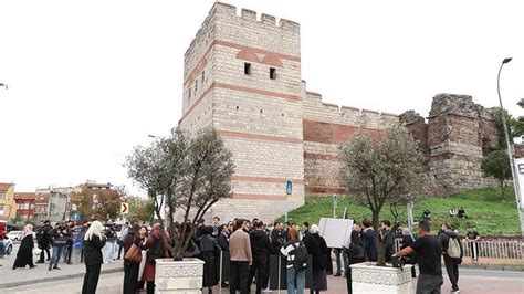 Kbal Uzuner Ve Ay Enur Halil I In Edirnekap Surlar Nda Sayg N Beti