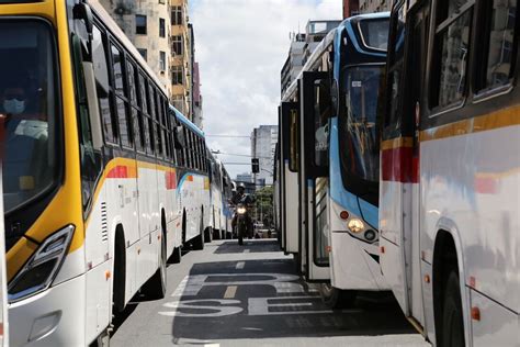 Rodovi Rios Fazem Protesto E Param Nibus Na Rea Central Do Recife Em