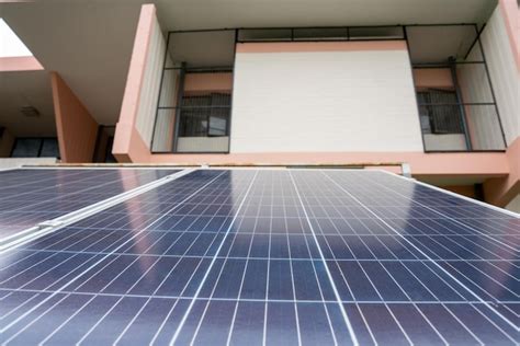 Blaues Solar Photovoltaik System Des Mehrfamilienhauses An Sonnigen