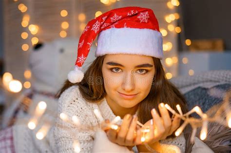 Retrato De Una Linda Y Graciosa Joven Con Un Sombrero De Santa En La