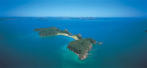 hole   rock motukokako piercy island bay  islands