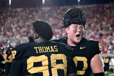 Vanderbilt Fans Throw Goal Post Into River After Beating Alabama