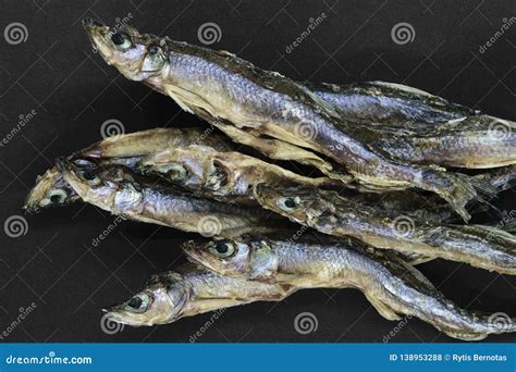 Grupo De Peixes Pequenos Secos Do Smelt Europeu No Fundo Preto Foto De